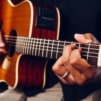 Conseils pratiques, bons plans, trucs et astuces pour apprendre et progresser régulièrement à la guitare.