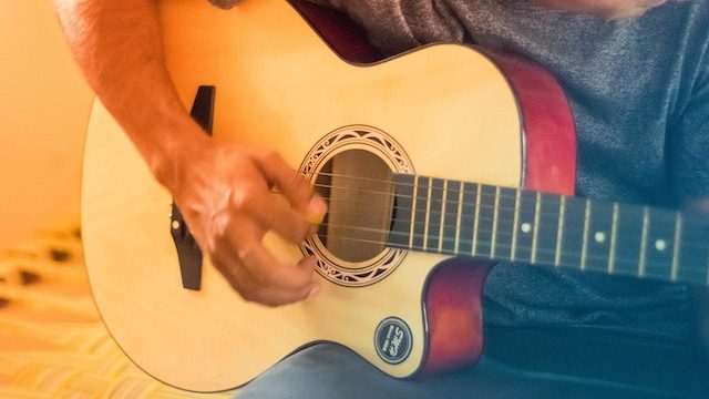 Conseils et tutos pour apprendre et jouer de la guitare